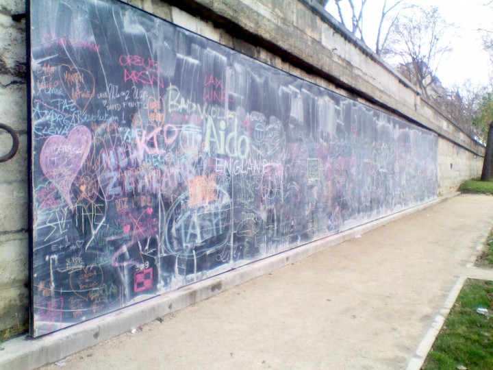 A wall in the 7th arrondissement, on the banks of the Seine